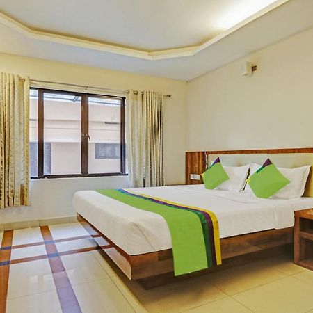Treebo Trend Time Square Marine Drive Hotel Kochi Buitenkant foto