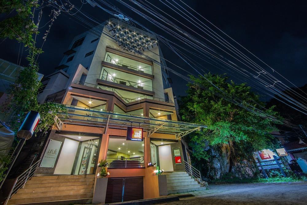 Treebo Trend Time Square Marine Drive Hotel Kochi Buitenkant foto