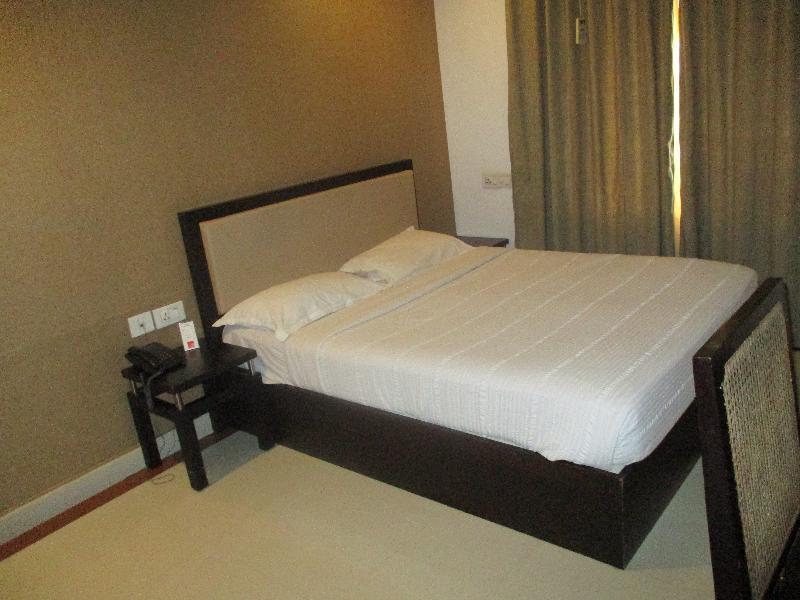 Treebo Trend Time Square Marine Drive Hotel Kochi Buitenkant foto