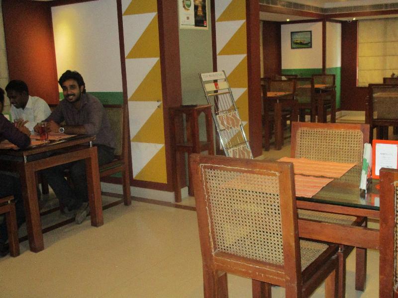 Treebo Trend Time Square Marine Drive Hotel Kochi Buitenkant foto
