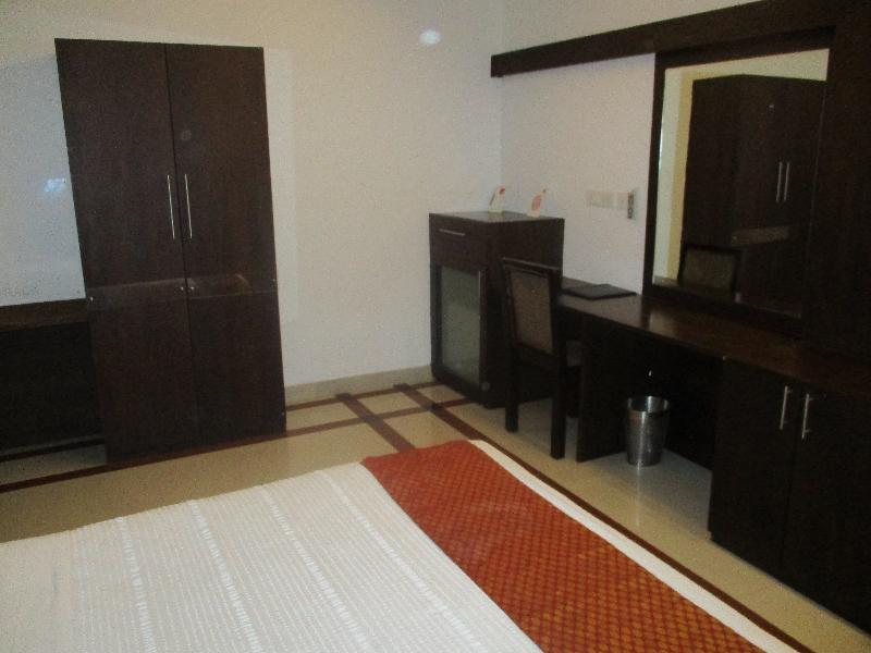 Treebo Trend Time Square Marine Drive Hotel Kochi Buitenkant foto