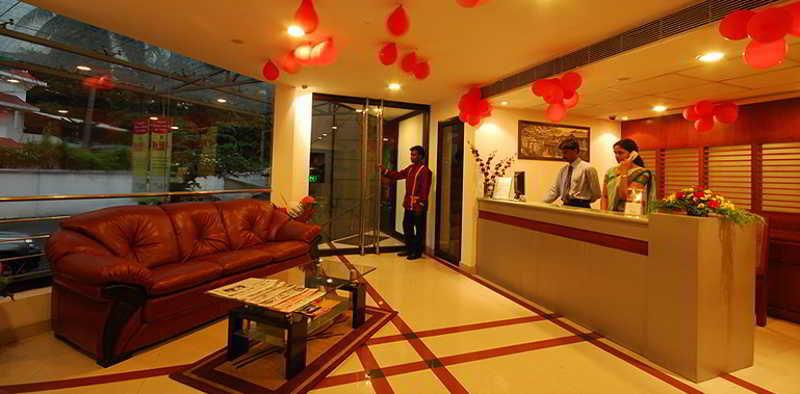 Treebo Trend Time Square Marine Drive Hotel Kochi Buitenkant foto