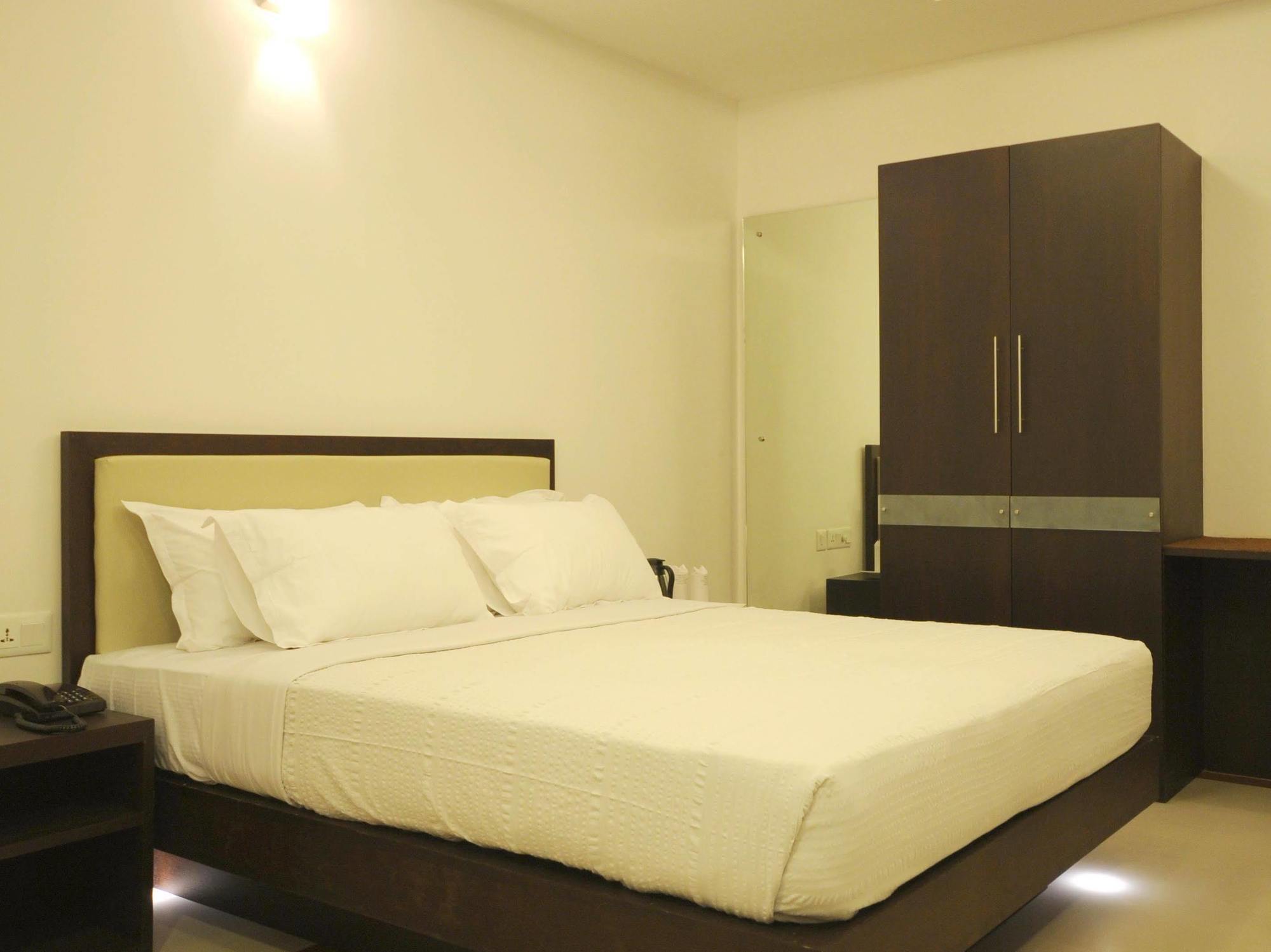 Treebo Trend Time Square Marine Drive Hotel Kochi Buitenkant foto