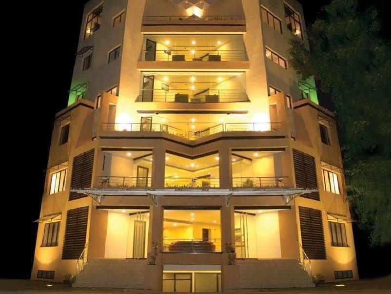 Treebo Trend Time Square Marine Drive Hotel Kochi Buitenkant foto